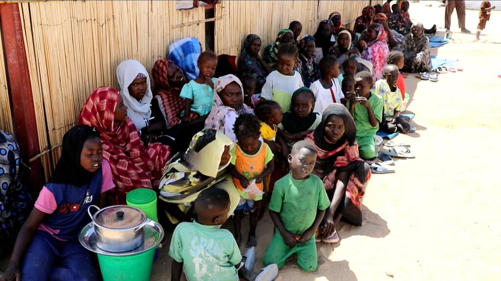 نساء وأطفال نازحون في معسكر قوز السلام في ولاية النيل الأبيض، السودان.